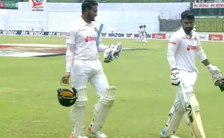 সাকিবের ফিফটি, লিড নিয়ে মধ্যাহ্ন বিরতিতে বাংলাদেশ