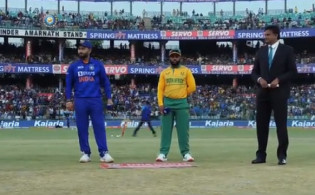 ভারতের জার্সিতে প্রথম বার টস করলেন পন্থ
