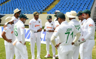 প্রথম ইনিংসে অল-আউট হওয়ার পর টেস্ট ম্যাচ নিয়ে পাল্টেছে টাইগারদের সিদ্ধান্ত
