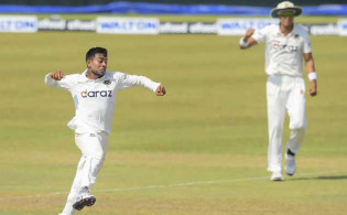 w,w,w,w পুরো দল হতাশ করলেও একাই উইকেটের বন্যা বইয়ে দিলেন মিরাজ