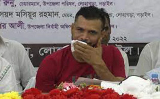মারাত্মকভাবে ফুলে ওঠা চোখ নিয়ে ছুটে বেড়াচ্ছেন মাশরাফি