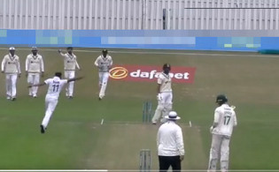 অবাক কান্ড পূজারাকে আউট করে ঘাড়ে ধরে বসল শামি