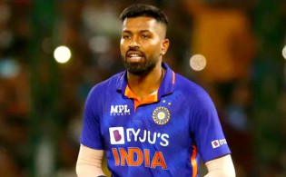 শেষের ওভারে উমরানকে বল করতে পাঠিয়ে যা মনে হয়েছিল অধিনায়ক হার্দিকের