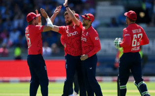 একাদশে ৪ পরিবর্তন নিয়ে ব্যাটিংয়ে ভারত, দেখুন সর্বশেষ স্কোর