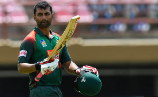 ব্রেকিং নিউজঃ এক বিশাল ছক্কা হাকিয়ে নতুন এক সেঞ্চুরির রেকর্ড গড়লেন তামিম