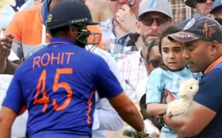 ছক্কা মেরে আঘাত করে ছোট এক বাচ্চাকে,ম্যাচের শেষে অদ্ভুত কান্ড করলো রোহিত