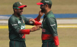 হঠাৎ তামিমের প্রশংসায় পঞ্চমুখ দলের তারকা বোলার