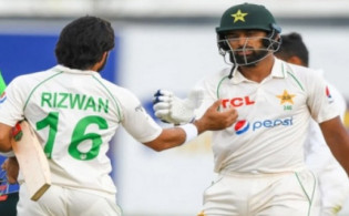 লঙ্কানদের বিপক্ষে ইতিহাস গড়ার পথে এগোচ্ছে পাকিস্তান