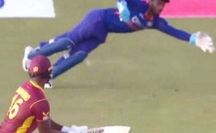 স্যামসনের এক ঝাঁপেই ম্যাচ জয়