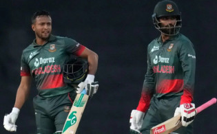 ঘুরে দাঁড়াতে দুপুরে মাঠে নামছে বাংলাদেশ, একাদশে না থাকলেও আলোচনায় সেই সাকিব