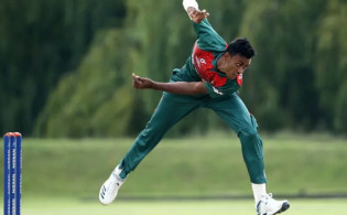 ২১ ওভার শেষে দেখে নিন সর্বশেষ স্কোর