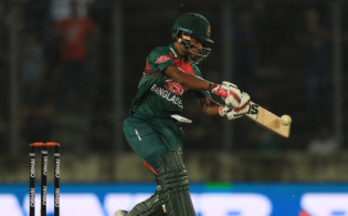 ৩৫ ওভার শেষ দেখে নিন সর্বশেষ স্কোর