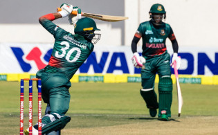 ৪৭ ওভার শেষে দেখে নিন সর্বশেষ স্কোর