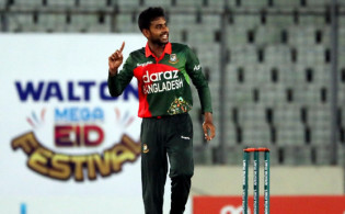 মিরাজের ঘূর্ণিতে দিশেহারা জিম্বাবুয়ে, দেখুন সর্বশেষ স্কোর