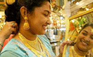 হুহু করে বেড়ে গেল স্বর্ণের দাম