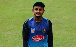 অবাক ক্রিকেট বিশ্বঃ ব্যাটিং তাণ্ডবে দুর্দান্ত সেঞ্চুরি হাঁকালেন লেগস্পিনার বিপ্লব