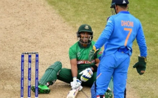 অদ্ভুত এক শর্তে সাব্বিরকে ‘ছক্কা মারার ব্যাট’ উপহার দেন মহেন্দ্র সিং ধোনি