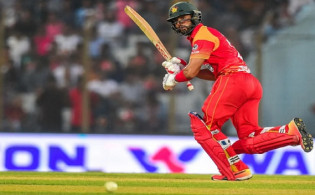 ব্যাটিংয়ে জিম্বাবুয়ে, দেখুন সর্বশেষ স্কোর