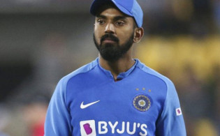 জাতীয় সঙ্গীতের আগে ছোট্ট একটি কাজের জন্য জোর আলোচনা ভারত অধিনায়ক রাহুলের