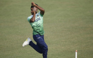 শেষ ওভারে জোড়া উইকেট সহ ৪ উইকেট তুলে নিয়ে অনন্য এক রেকর্ড গড়লেন এই টাইগার বোলার
