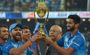এশিয়া কাপঃ রাহুল দ্রাবিড়ের পরিবর্তে এই ৩ কিংবদন্তীকে কোচ হিসাবে পেতে পারে ভারত