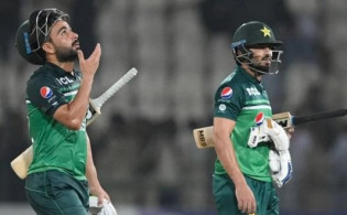 শেষ ওভারে চার-ছক্কায় ভারতের সামনে মাঝারী রানের লক্ষ্য পাকিস্তান