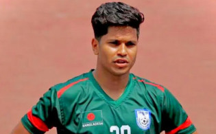 অবাক করা নতুন ঘটনাঃ দেশের হয়ে খেলতে বিমানবাহিনীর চাকরি ছাড়লেন সুমন রেজা