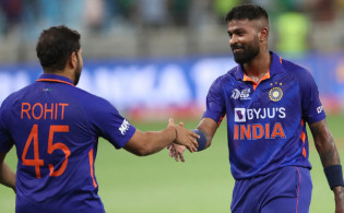পাকিস্তানকে হারিয়ে হার্দিককে নিয়ে অদ্ভুদ মন্তব্য রোহিতের