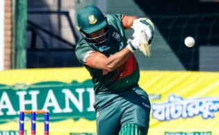 ৮ ওভার শেষে দেখে নিন সর্বশেষ স্কোর
