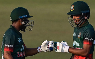 ১৫ ওভার শেষে দেখে নিন সর্বশেষ স্কোর