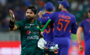 শেষ ওভারে চরম লড়াই ও টানটান উত্তেজনার মধ্যে শেষ হলো ভারত-পাকিস্তানের ম্যাচ, জেনে নিন ফলাফল