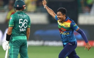 টানটান উত্তেজনায় শেষ হল ১৫ তম ওভার, দেখুন শেষ স্কোর