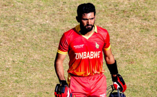 ক্রিকেট বিশ্ব নতুন ইতিহাস গড়লেন সিকান্দার রাজা