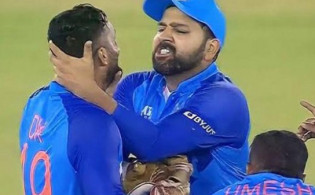 অবাক ক্রিকেট বিশ্বঃ যে কারনে মাঠেই কার্তিকের থুতনি চেপে ধরলেন রোহিত