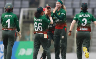 আউট আউট আউটঃ টানা ৫ উইকেট তুলে নিল বাংলাদেশ, দেখুন সর্বশেষ স্কোর