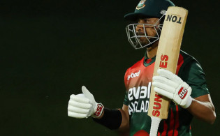 দুর্দান্ত সূচনা করে ফিরে গেলেন সৌম্য সরকার, দেখুন সর্বশেষ স্কোর