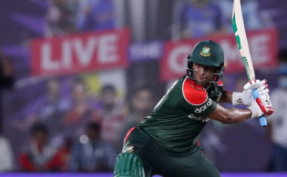 ব্যাটিং ঝড়ে সাকিবের দুর্দান্ত ফিফটি, দেখুন সর্বশেষ স্কোর