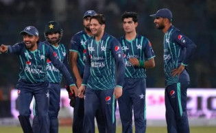 ৭ উইকেটে পাকিস্তানের বিশাল জয়