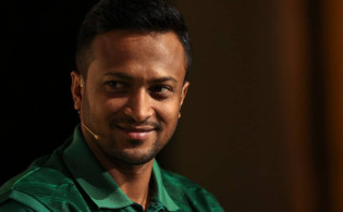 হাসির আড়ালে সাকিবের মনে বিষাদ