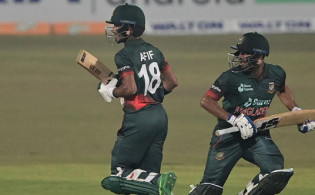 ৫ ওভার শেষে দেখুন সর্বশেষ স্কোর