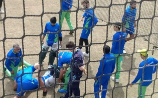 চরম দুঃসংবাদ পেল পাকিস্তানঃ মাথায় বলের আঘাত পেয়ে হাসপাতালে তারকা ক্রিকেটার