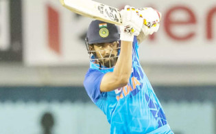 ছক্কা ছক্কা ছক্কাঃ শুরু হল হার্দিকের ব্যাটিং ঝড়
