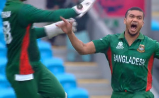 আউট আউট আউট, প্রথম বলেই উইকেট তুলে নিল তাসকিন