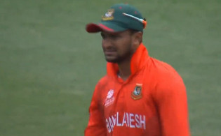 শেষমেশ রুশুকে ফিরালো সাকিব, দেখুন সর্বশেষ স্কোর