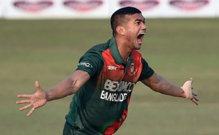আবারও আউটঃ চলছে তাসকিন ঝড়, দেখুন সর্বশেষ স্কোর