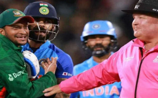 কোহলির ইশারায় নো-বলের সিদ্ধান্ত, প্রতিবাদ জ্বলে উঠল দলপতি সাকিব