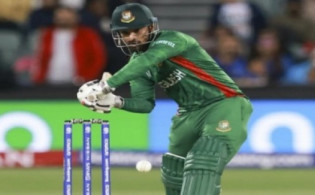 লিটনকে যে বিশেষ উপহার দিয়েছেন কোহলি