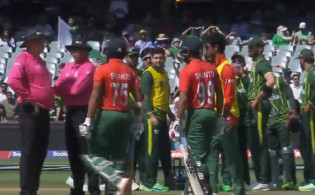 অবাক ক্রিকেট বিশ্বঃ ‘সাকিব ক্লিয়ারলি নট আউট’