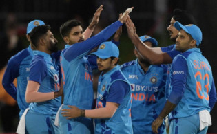বৃষ্টি বাঁচিয়ে দিলো ভারতকে