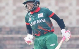 চার-ছক্কা মুশফিকের ঝড়ো ব্যাটিংয়ে বড় সংগ্রহে দল